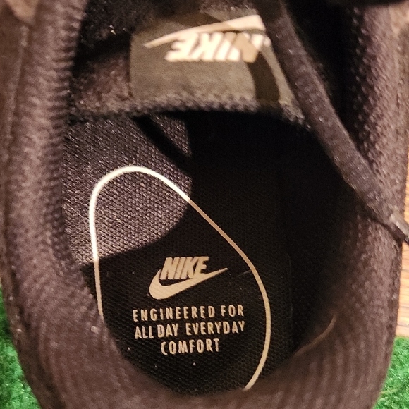 Nike Tanjun Black and White Athletic Shoes - Picture 4 of 9